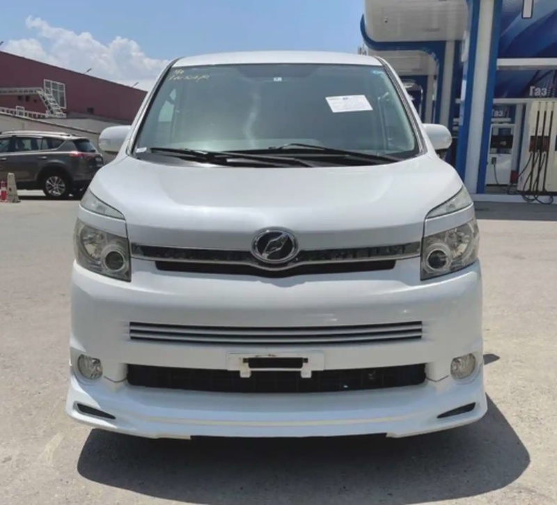 Лобовое стекло на Toyota Voxy